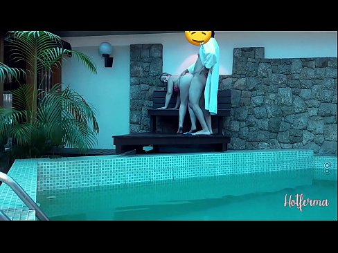 ❤️ Boss uzaicina kalponi uz baseinu, bet nevarēja pretoties karstu ❤️ Kaltais porno pie mums