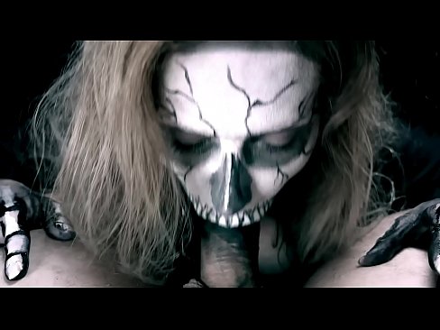 ❤️ Demoniska meitene sūc locekli ar savu melno muti un norij spermu. ❤️ Kaltais porno pie mums