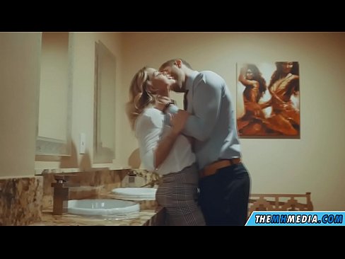 ❤️ Kad krūtiska blondīne pavedina tevi publiskā tualetē ❤️ Kaltais porno pie mums